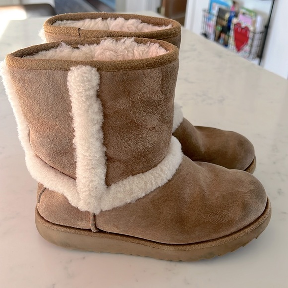 Kids UGG’s SZ 2 - Picture 1 of 9